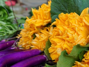 南瓜花里酿肉馅，是广西人少不了的夏日浪漫