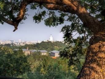 用尼康Z5II记录城市光影瞬间